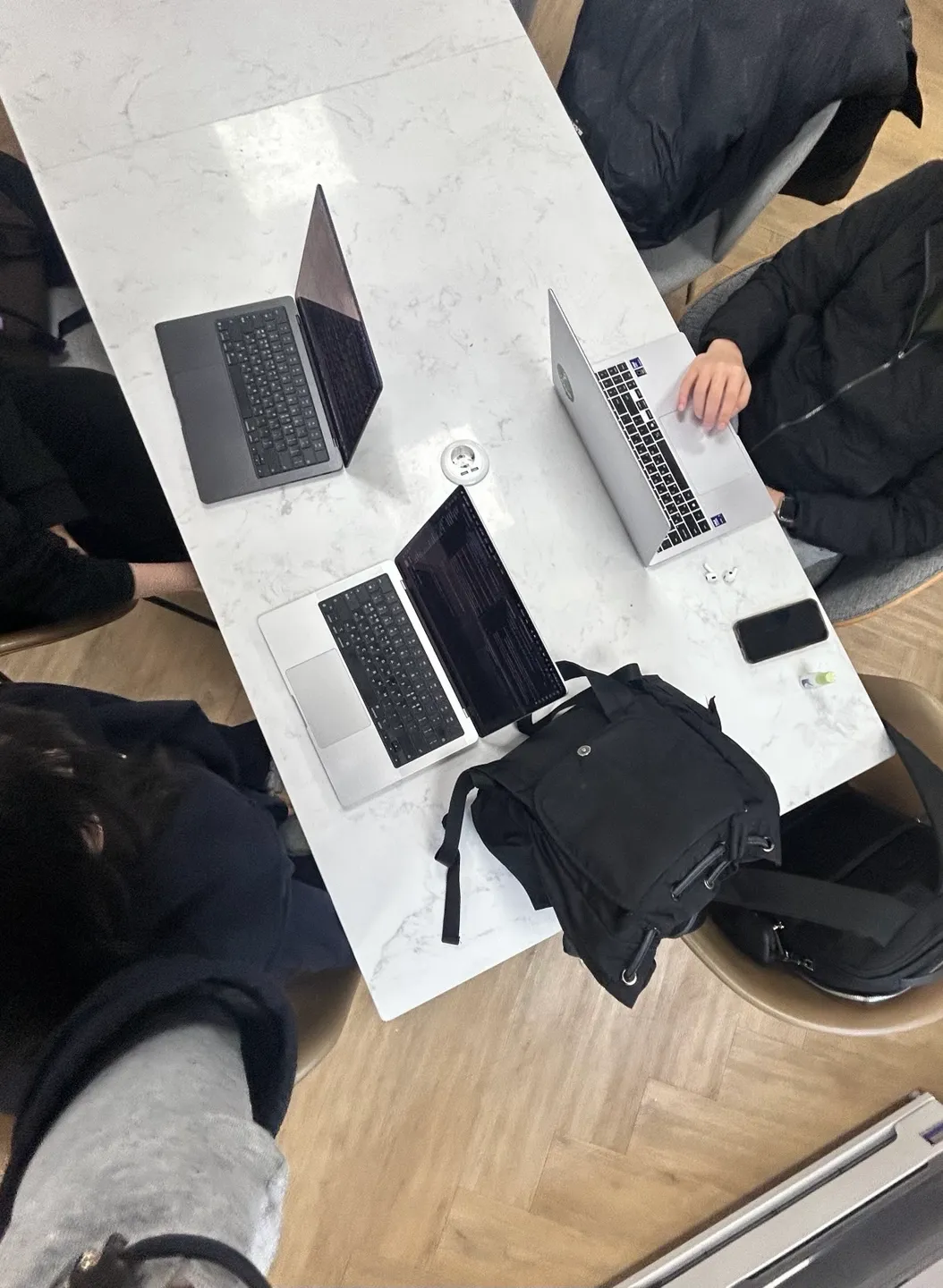 학교 도서관에서 회의 중 . . .